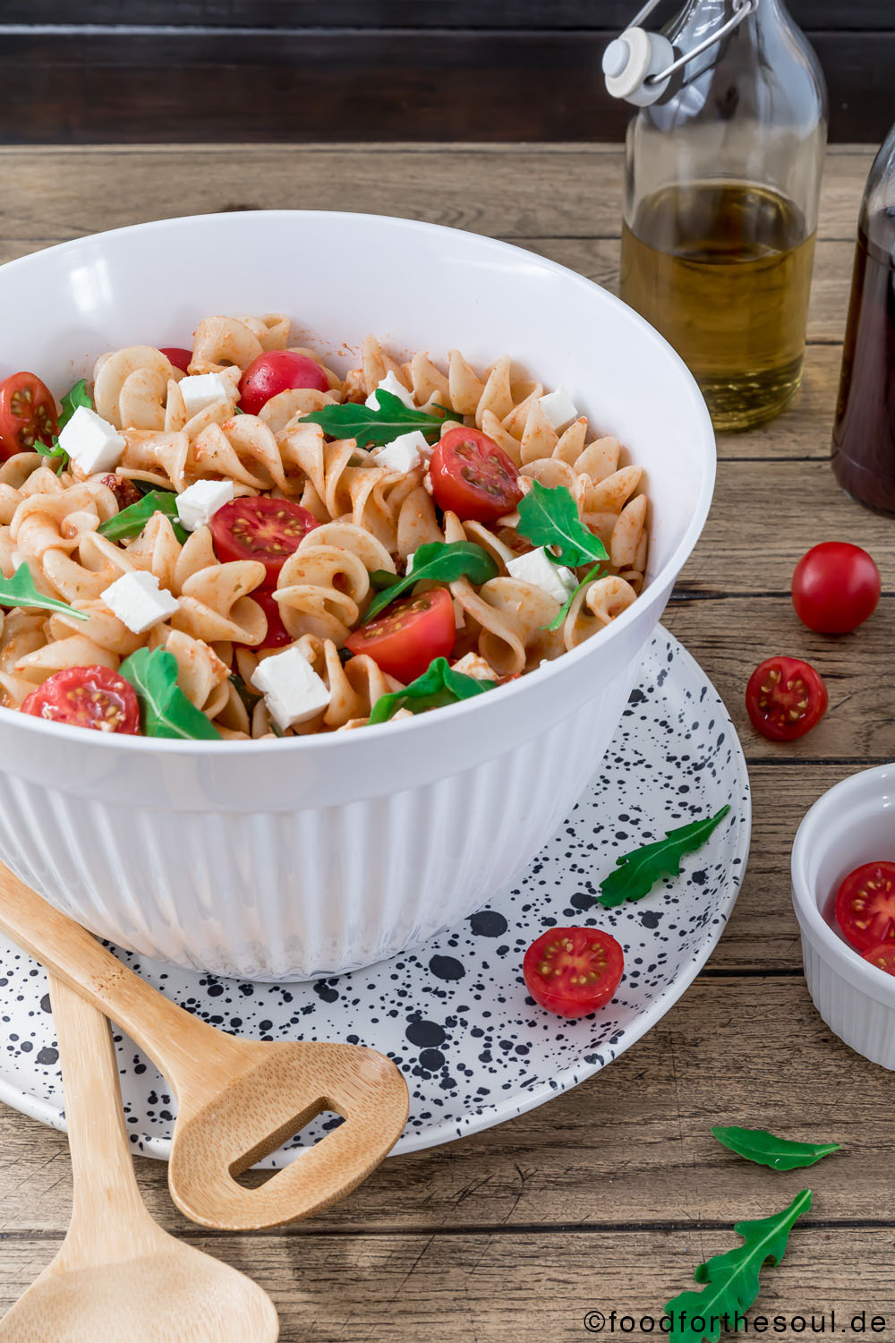 Mediterraner Nudelsalat mit Rucola food for the soul #nudelsalat #mediterran #italienisch #rezept #salat #tomaten #rucola #feta #grillen #party