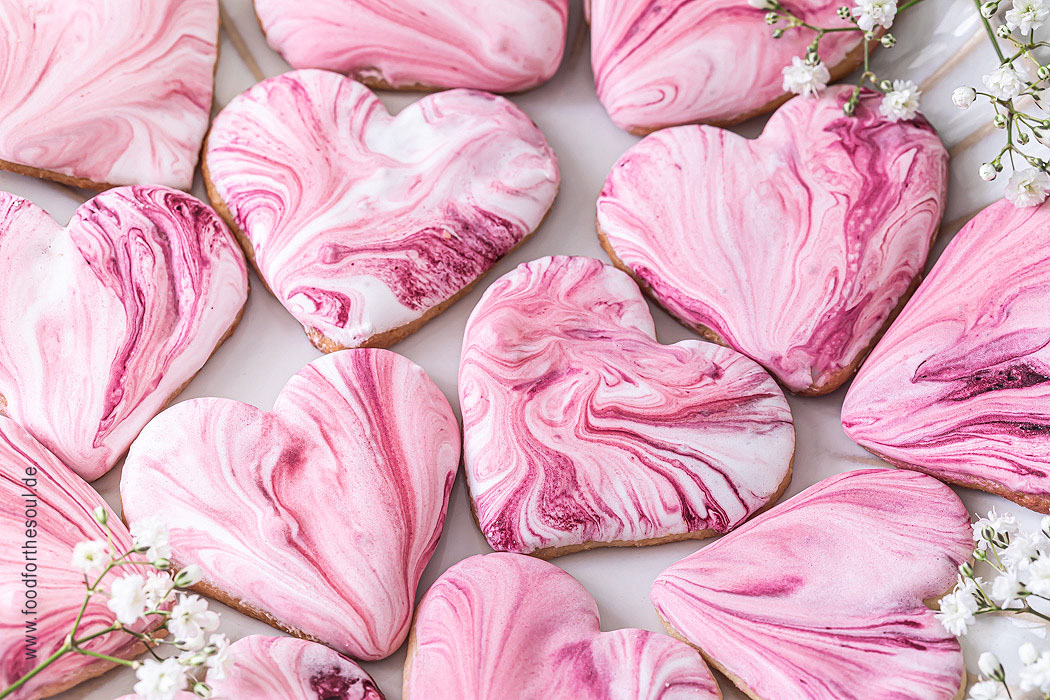 Marmorierte Herzkekse mit Royal Icing - food for the soul