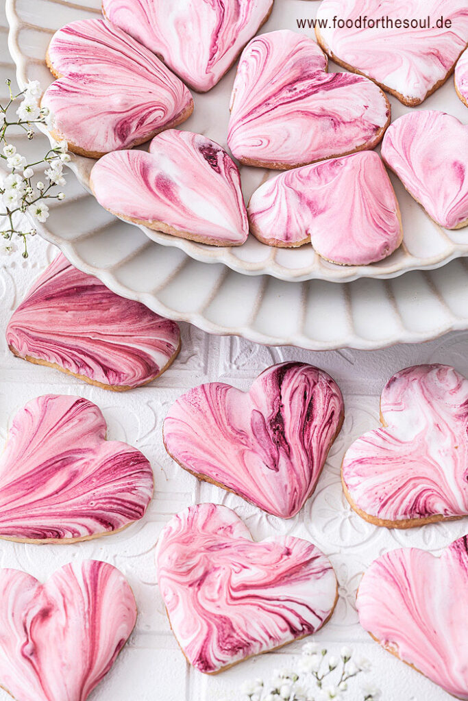 Marmorierte Herzkekse mit Royal Icing - food for the soul
