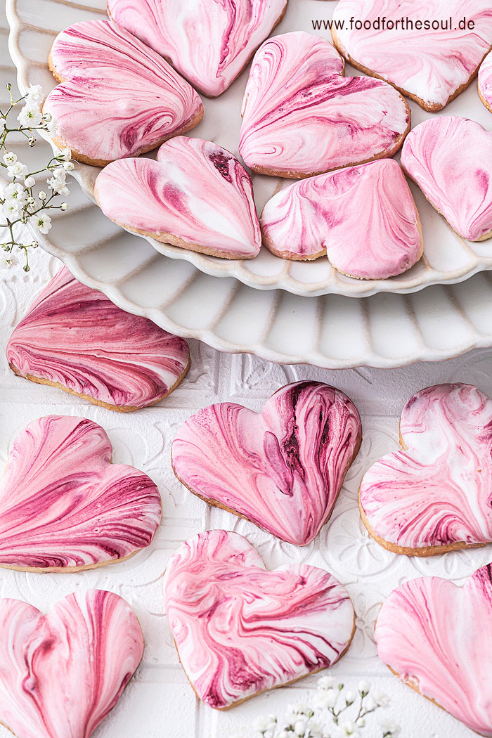 Marmorierte Herzkekse mit Royal Icing - food for the soul