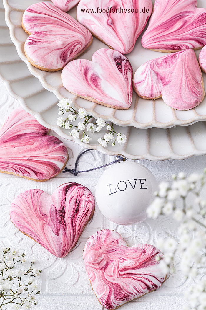 Marmorierte Herzkekse mit Royal Icing - food for the soul