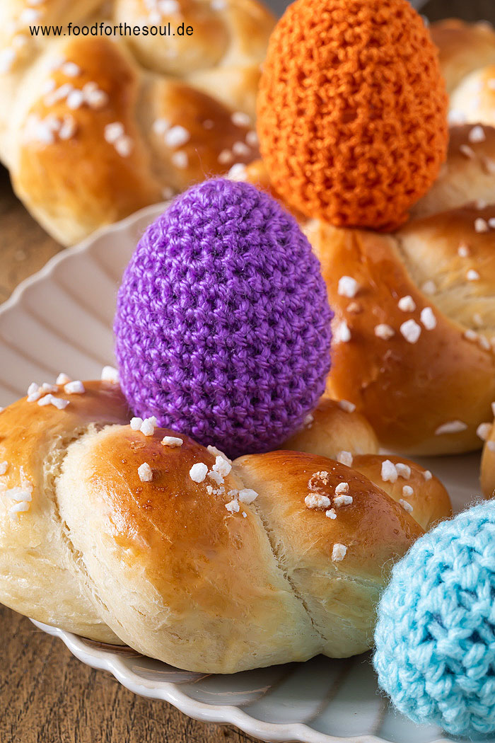 Kleine süße Osterkränze aus Hefeteig zum Osterbrunch