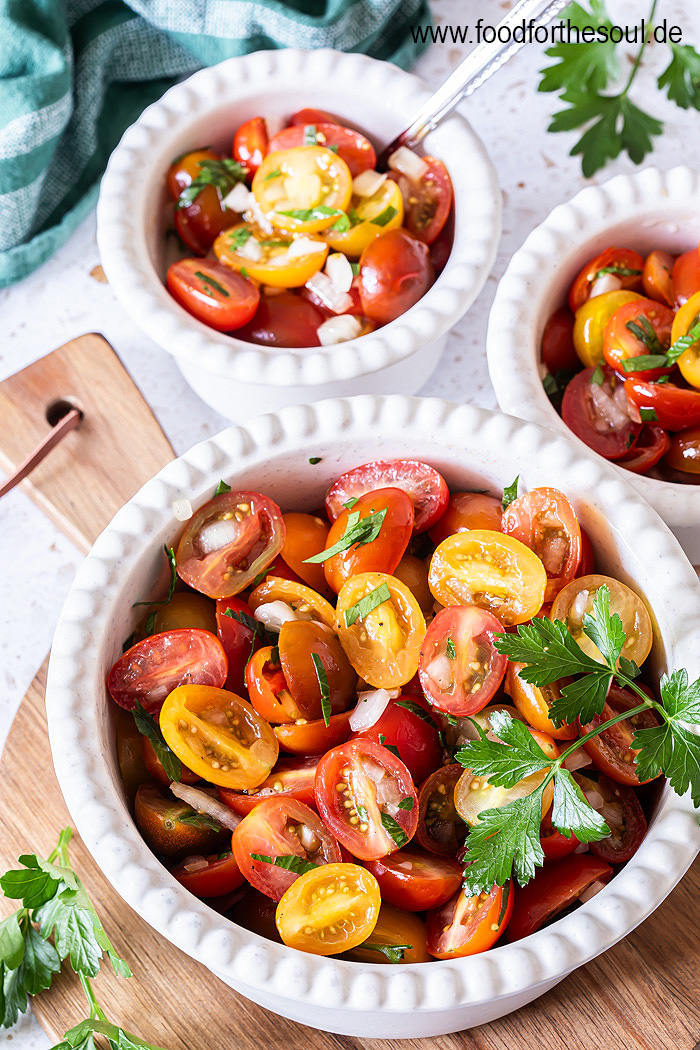 Klassischer Tomatensalat mit Zwiebeln - schnell und einfach