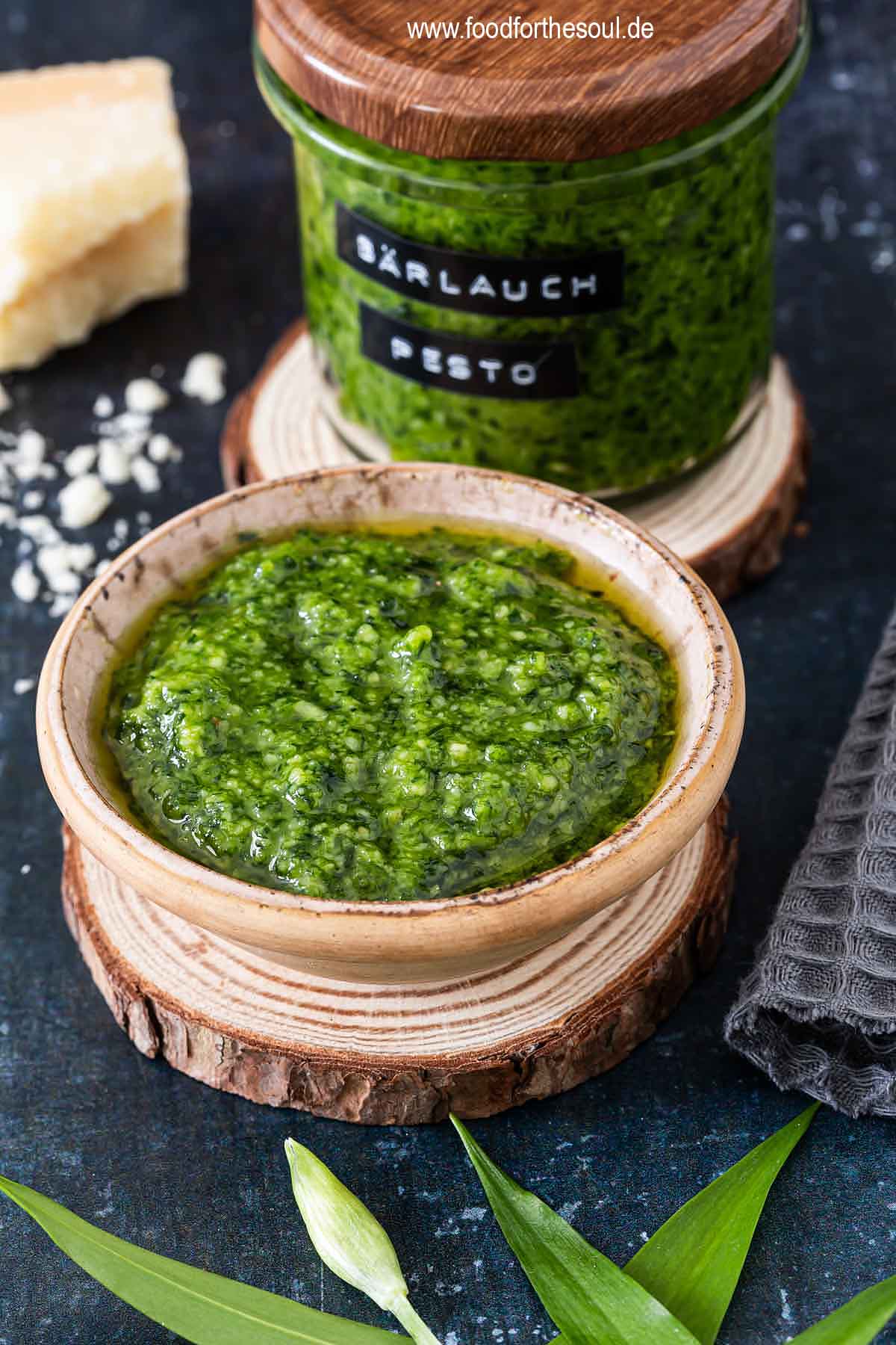 Bärlauch Pesto in einer Schale und einem beschrifteten Glas