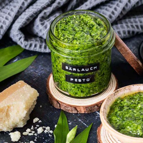Bärlauch Pesto in einem beschrifteten Glas