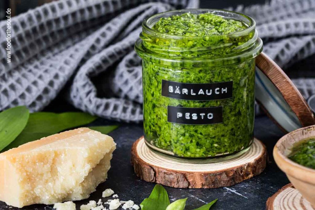 Bärlauch Pesto in einem beschrifteten Glas