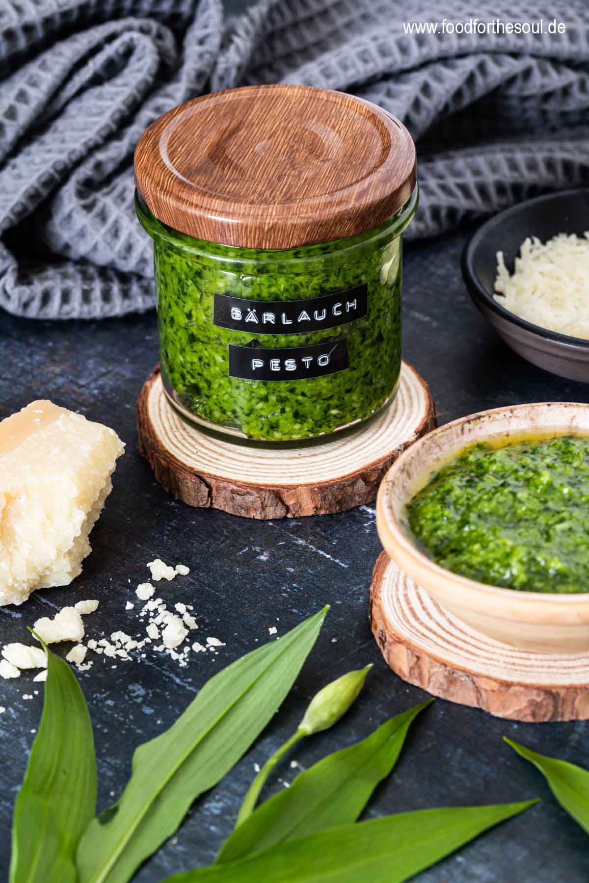 Bärlauch Pesto in einer Schale und einem beschrifteten Glas