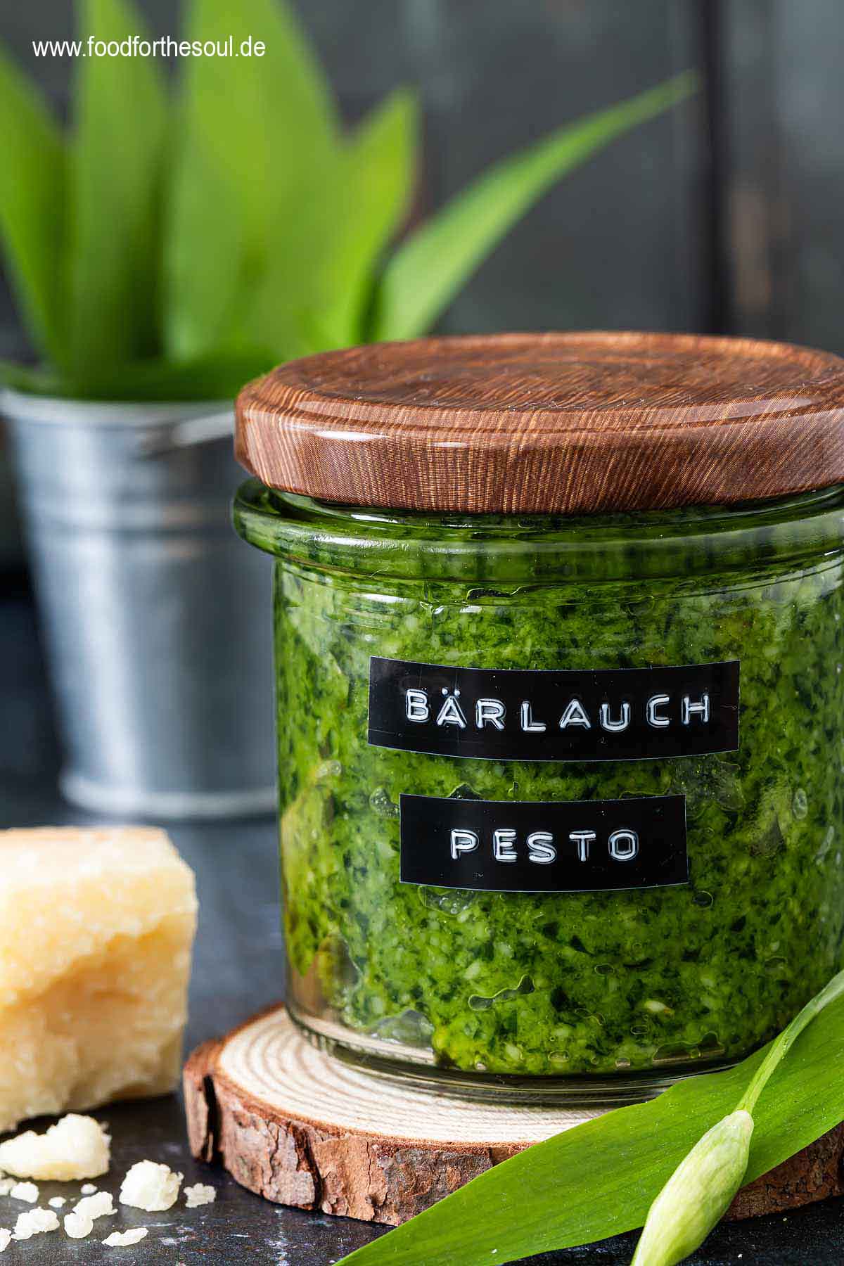 Bärlauch Pesto in einem beschrifteten Glas