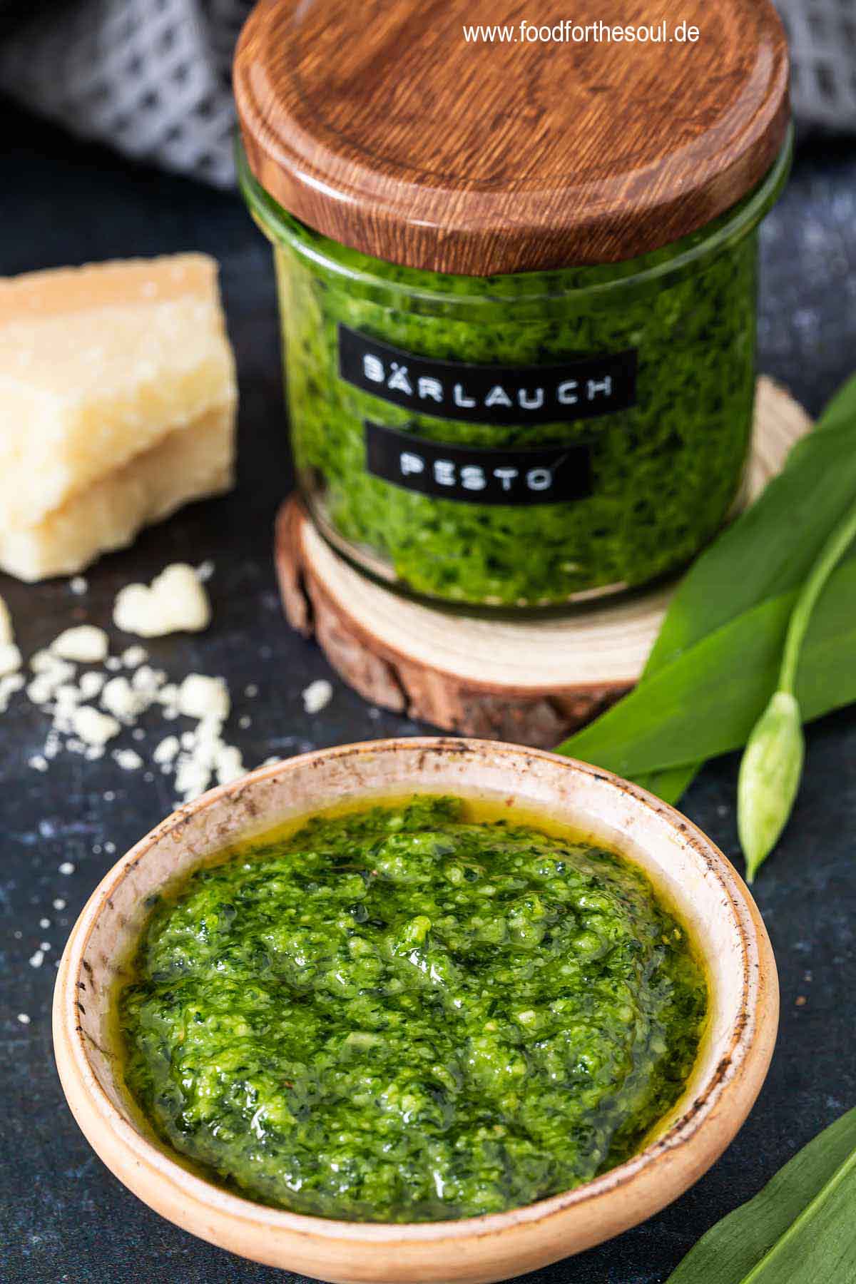 Bärlauch Pesto in einer Schale und einem beschrifteten Glas