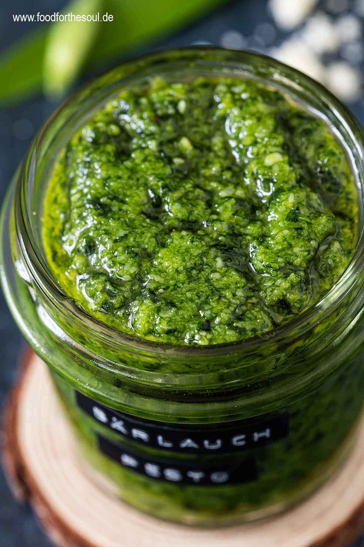 Bärlauch Pesto in einem beschrifteten Glas