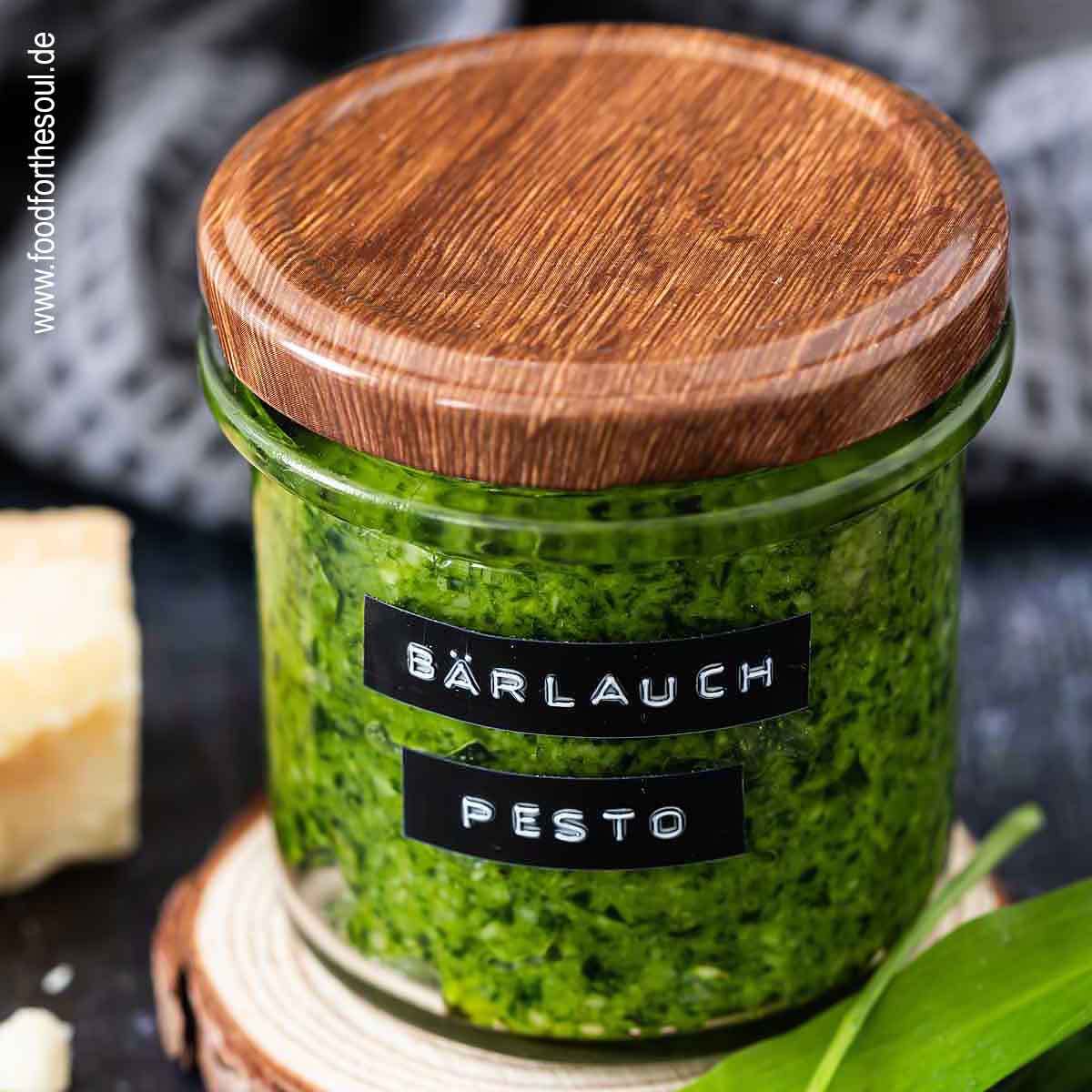 Bärlauch Pesto in einem beschrifteten Glas